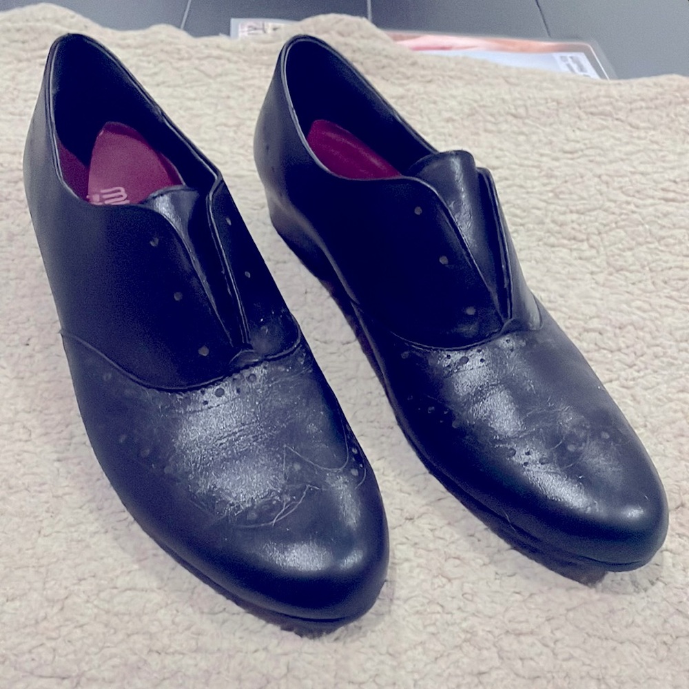 Munro Ladies black slip on casuals size 9-1/2 SS